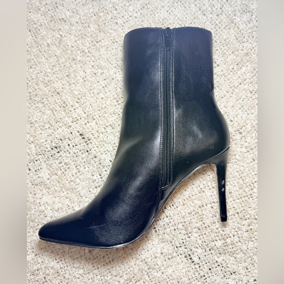 Rouge! Sleek Black Ankle Booties - Picture 5 of 6